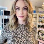 Alexandra Giroux Instagram - Feel coquine sur la deuxième 😏 . Merci @hairby_alexandraphaneuf pour mes beaux cheveux 😍💇🏼‍♀️ #goodhairday #boldandbeautiful Salōn XN