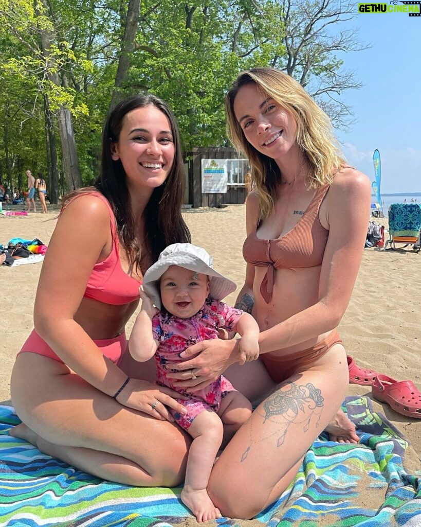 Alexandra Giroux Instagram - Contente que TomyJo nous ait présentées au DonB il y a de cela quelques années ❤️ @audreypapado you’re such a beautiful, powerful, intelligent woman 🌸 . #friendship #beach Plage D Oka