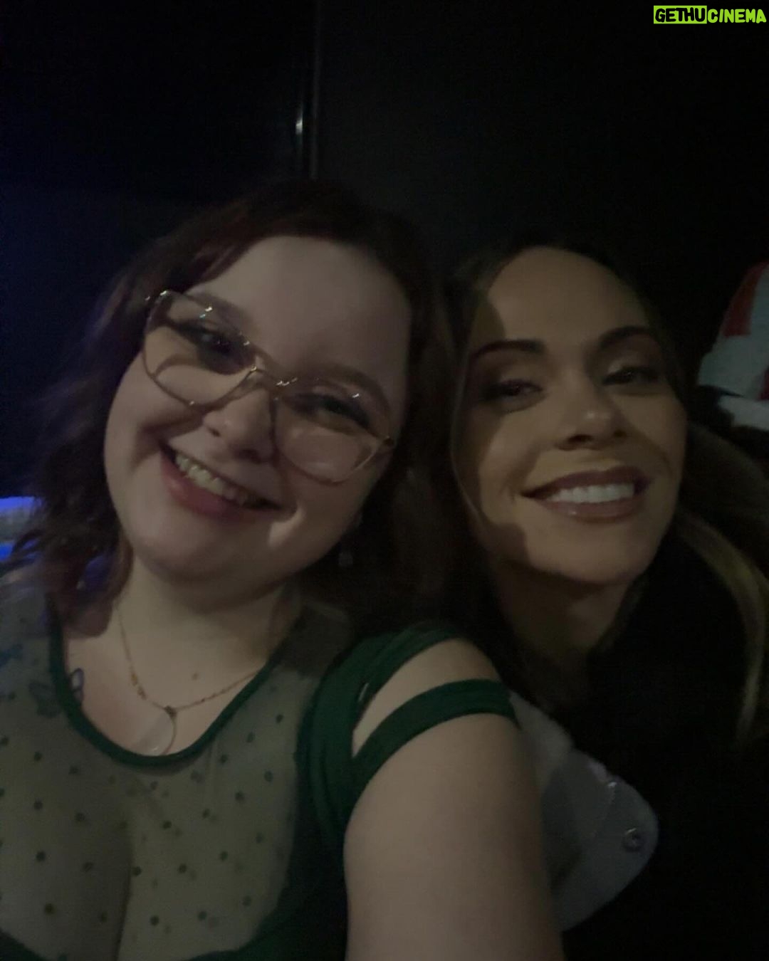 Alexandra Giroux - 3 Likes - Vraiment un beau party de Noël qui a fait du bien 🥰🎄
#grateful je me sens plus légère
Ps. Je t’aime Laurye @lauryeneron