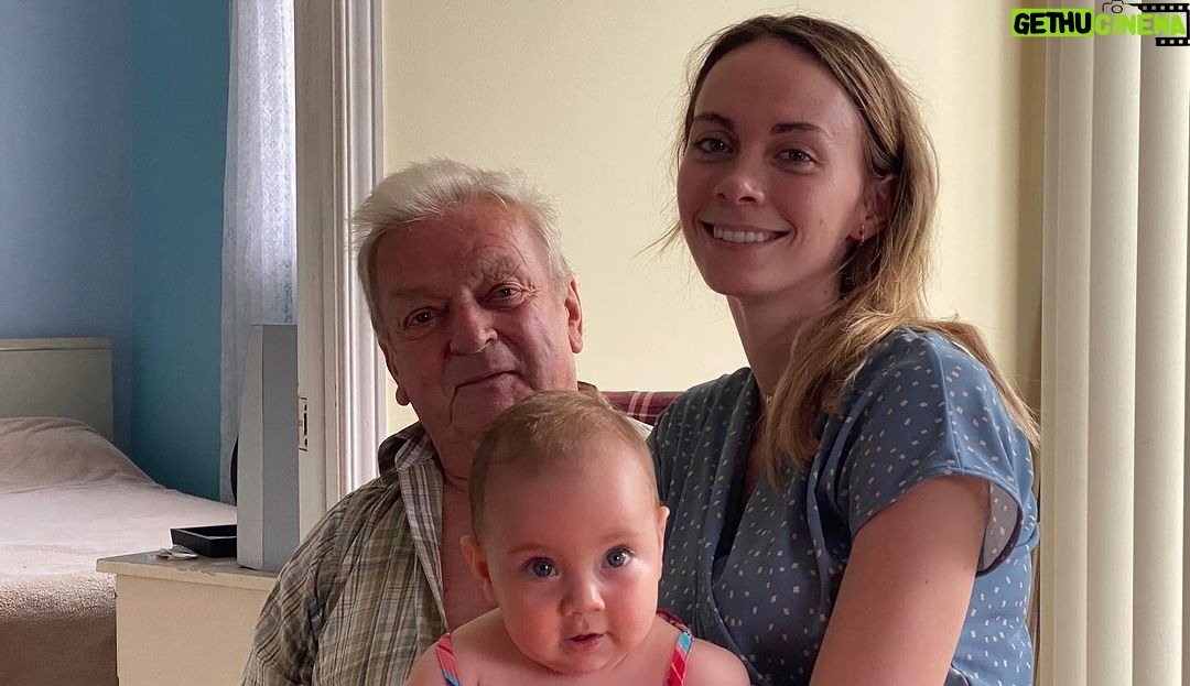 Alexandra Giroux Instagram - Papi… je t’aime inconditionnellement🕊️ j’ai pu être dans tes bras jusqu’à la dernière seconde 🤍 Tu es le premier homme de ma vie 🥺 Veille sur nous de là-haut 💔