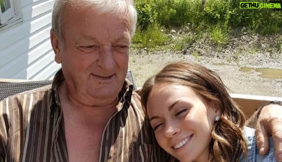 Alexandra Giroux Instagram - Papi… je t’aime inconditionnellement🕊️ j’ai pu être dans tes bras jusqu’à la dernière seconde 🤍 Tu es le premier homme de ma vie 🥺 Veille sur nous de là-haut 💔