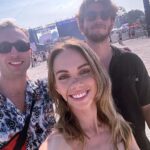 Alexandra Giroux Instagram - Sincèrement la moins pire des pires photos en numéro 1, mais faut dire que le photographe était pas « vargeux » 😅 et la «  modèle » incapable d’ouvrir les yeux 😂! Mais très belle fin de semaine avec du « ben bon monde »! Festival possible grâce à @smilealive_ qui s’est occupé de mon sourire 😁