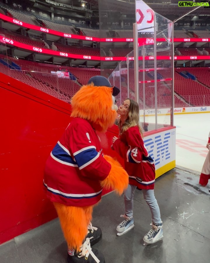 Alexandra Giroux Instagram - Rêve devenu réalité grâce @cibc ! Rêve dont je ne connaissais pas l’existence avant d’être montée sur la patinoire des @canadiensmtl au Centre Bell… le « feeling » est incroyable 🤩 ❤️