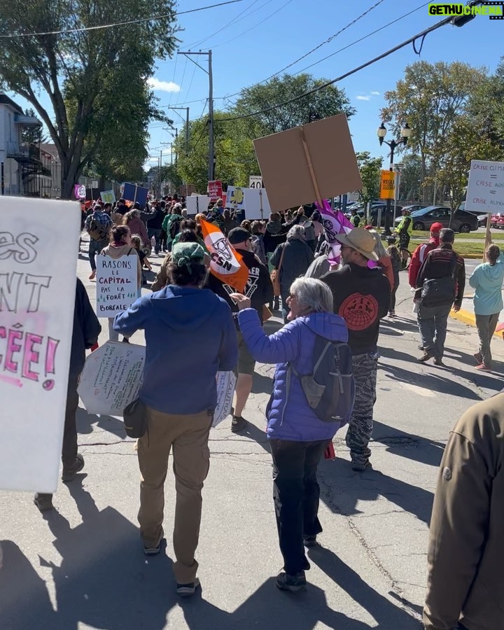 Alexandra Giroux Instagram - Ce matin, avec mes examens ce lundi et la levée de cours qui me permettait d’étudier et de relaxer chez nous… je n’avais aucune envie d’aller manifester. Et là j’ai compris ce que j’allais faire et ce que la société fait en général… NE RIEN FAIRE! On ne fait rien parce que les changements climatiques ce n’est pas tangibles pour nous qui vivons aisément, parce que si on est pas 100% grano on pense que ça ne sert à rien de faire des efforts et parce qu’on est bon pour agir seulement quand il est trop tard! Alors là, j’ai pensé à mes enfants et à la planète que j’allais leur léguer… Je me suis bottée le c*l et j’ai A.D.O.R.É participer à la manifestation. Mes enfants, mes efforts ne sont et ne seront peut-être jamais parfaits, mais je vais quand même faire mon possible pour assurer votre avenir sur cette Terre 🌍 L'Assomption, Quebec
