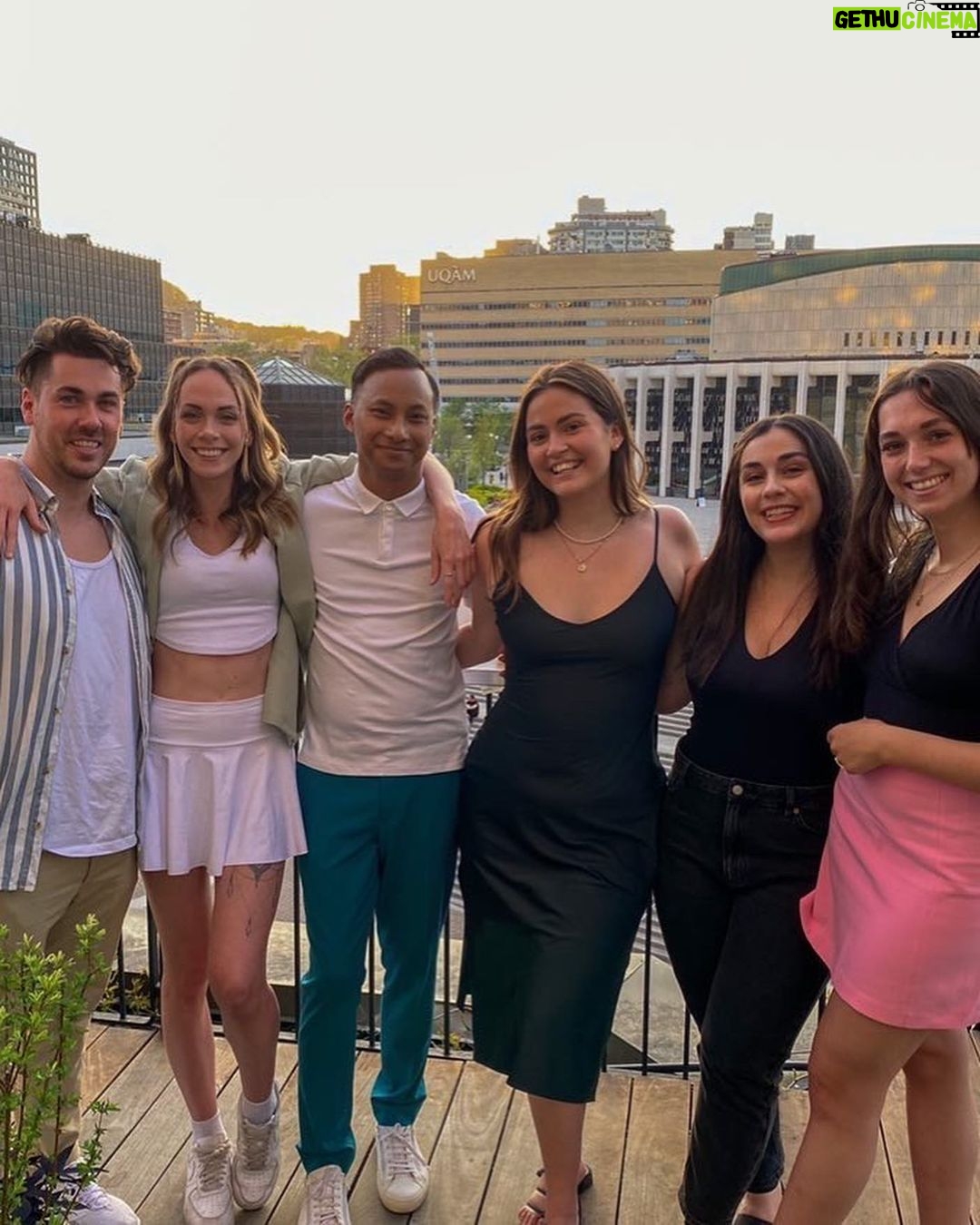 Alexandra Giroux Instagram - Vraiment en retard, mais c’était super inaugurer la terrasse du Bivouac la semaine dernière avec une belle température estivale de 27 C•! J’ai « pilé » sur mon anxiété social et j’ai rencontré de superbes personnes 🤍! Quartier des spectacles, Montréal
