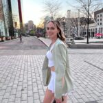 Alexandra Giroux Instagram - Vraiment en retard, mais c’était super inaugurer la terrasse du Bivouac la semaine dernière avec une belle température estivale de 27 C•! J’ai « pilé » sur mon anxiété social et j’ai rencontré de superbes personnes 🤍! Quartier des spectacles, Montréal