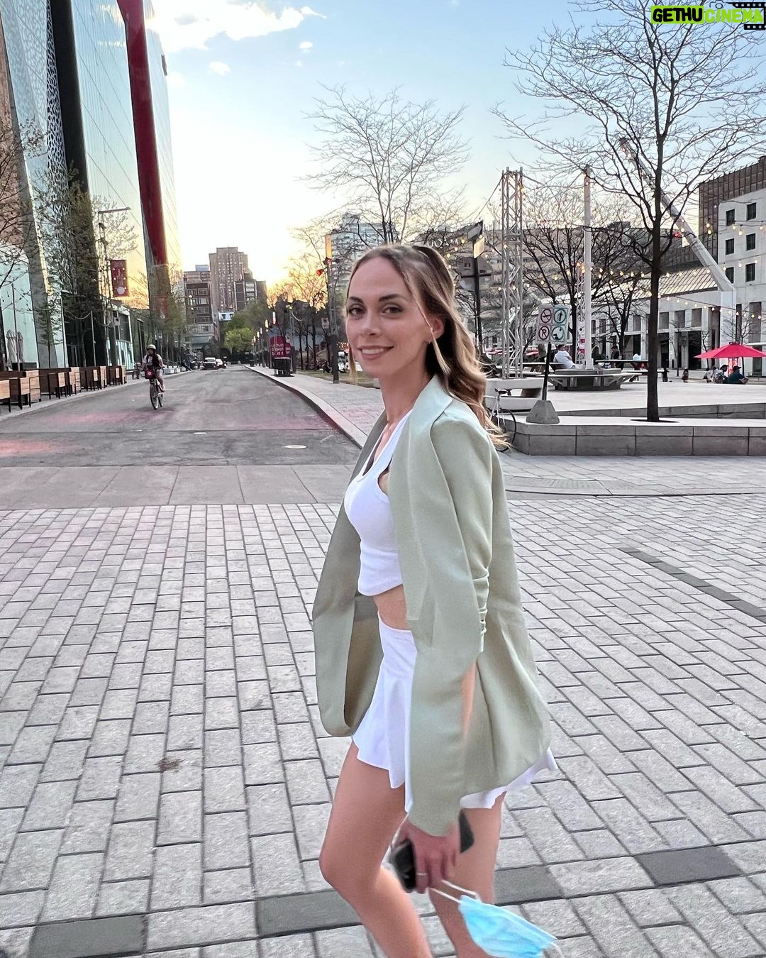 Alexandra Giroux Instagram - Vraiment en retard, mais c’était super inaugurer la terrasse du Bivouac la semaine dernière avec une belle température estivale de 27 C•! J’ai « pilé » sur mon anxiété social et j’ai rencontré de superbes personnes 🤍! Quartier des spectacles, Montréal