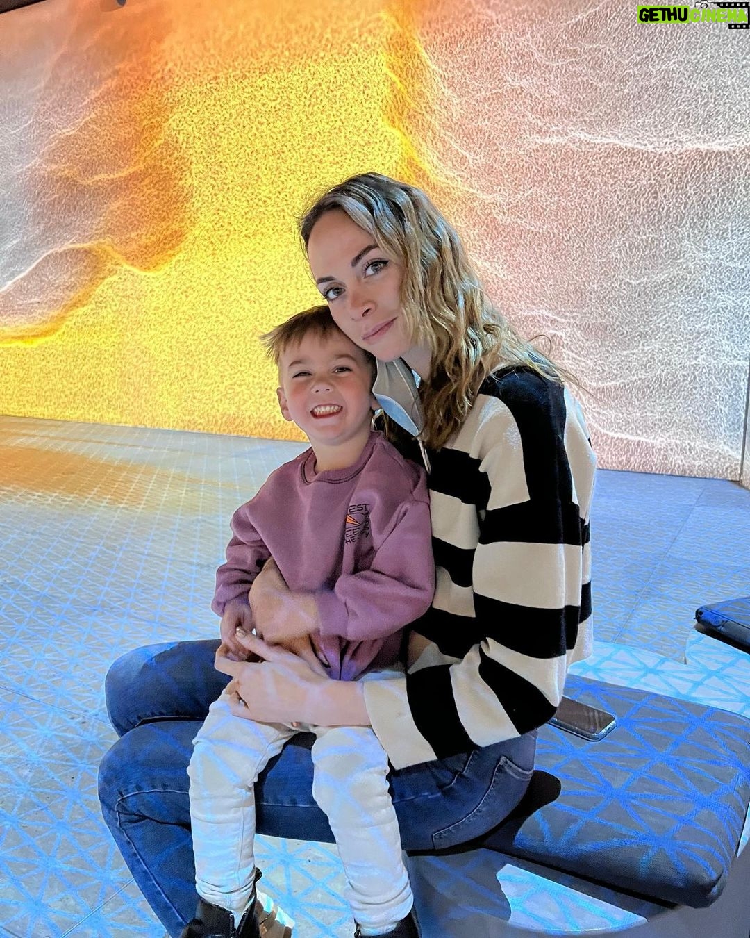 Alexandra Giroux Instagram - C’était vraiment une superbe expo muséale immersive @oasisimmersion ! La beauté de l’art me touche profondément et j’ai même eu des larmes aux yeux à un certain moment 🥺❤️ C’était vraiment une belle journée ☺️ Ps.Athéna avait des « lulus » mais elle les a arrachées 🥲