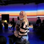 Alexandra Giroux Instagram - C’était vraiment une superbe expo muséale immersive @oasisimmersion ! La beauté de l’art me touche profondément et j’ai même eu des larmes aux yeux à un certain moment 🥺❤️ C’était vraiment une belle journée ☺️ Ps.Athéna avait des « lulus » mais elle les a arrachées 🥲