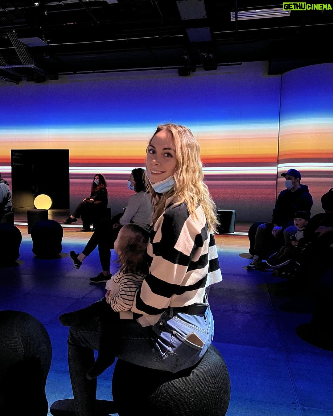 Alexandra Giroux Instagram - C’était vraiment une superbe expo muséale immersive @oasisimmersion ! La beauté de l’art me touche profondément et j’ai même eu des larmes aux yeux à un certain moment 🥺❤️ C’était vraiment une belle journée ☺️ Ps.Athéna avait des « lulus » mais elle les a arrachées 🥲