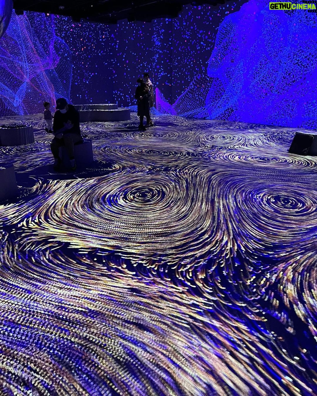 Alexandra Giroux Instagram - C’était vraiment une superbe expo muséale immersive @oasisimmersion ! La beauté de l’art me touche profondément et j’ai même eu des larmes aux yeux à un certain moment 🥺❤️ C’était vraiment une belle journée ☺️ Ps.Athéna avait des « lulus » mais elle les a arrachées 🥲