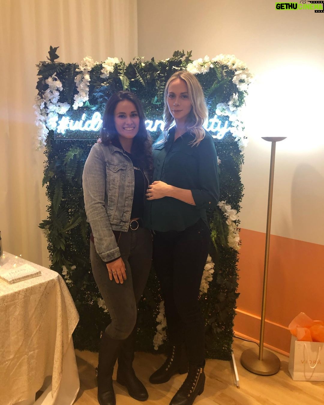 Alexandra Giroux Instagram - Petite pensée pour ma belle et bonne amie @audreypapado qui va sortir de son opération aujourd’hui 🥺❤️ Allez lui envoyer des messages d’amour s’il vous plaît 🙏🏻, ça va lui faire du bien de lire ça pendant sa convalescence ❤️ Prends soin de toi ma petite chérie ❤️ Greater Montreal