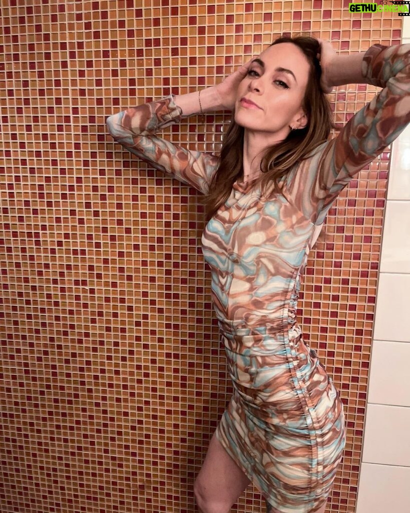 Alexandra Giroux Instagram - S’improviser modèle dans une salle de bain publique check ✔️😅 last night was so much fun ❤️ Jack Astor's Bar and Grill
