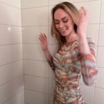 Alexandra Giroux Instagram - S’improviser modèle dans une salle de bain publique check ✔️😅 last night was so much fun ❤️ Jack Astor's Bar and Grill