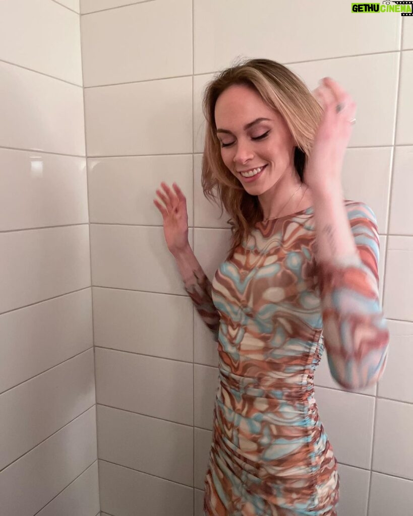 Alexandra Giroux Instagram - S’improviser modèle dans une salle de bain publique check ✔️😅 last night was so much fun ❤️ Jack Astor's Bar and Grill