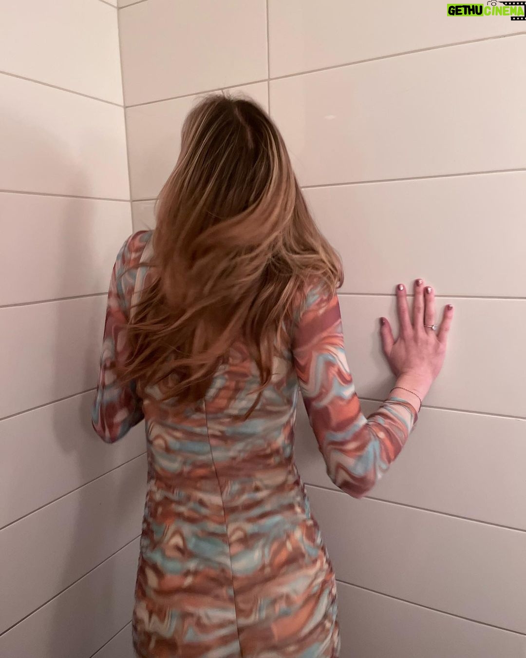 Alexandra Giroux Instagram - S’improviser modèle dans une salle de bain publique check ✔️😅 last night was so much fun ❤️ Jack Astor's Bar and Grill