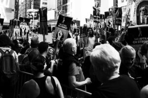 Alexandra Turshen Instagram - We’re here for the fight. #sagaftra #sagaftrastrong #union #unionstrong #timessquare