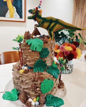 Alexandra Turshen Instagram - Oh and she bakes 🦖🥳
