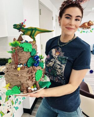 Alexandra Turshen Instagram - Oh and she bakes 🦖🥳