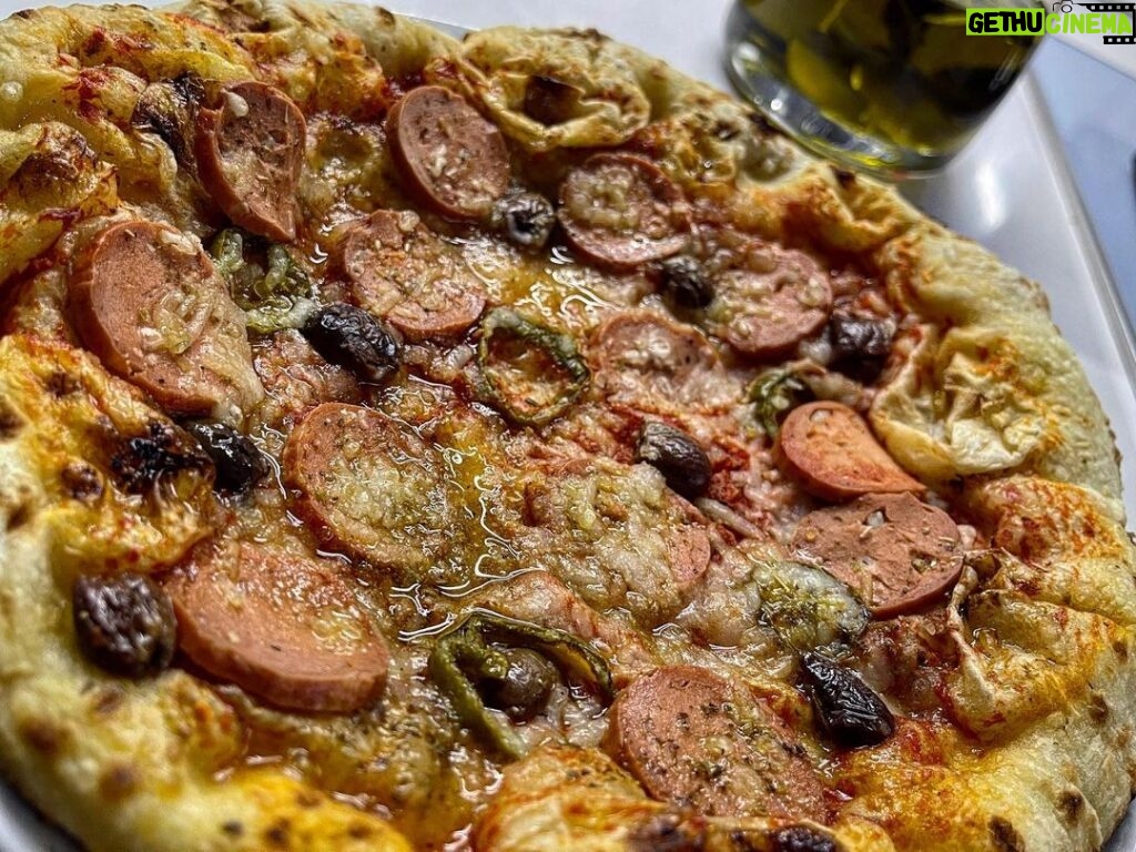 Alexandre da Silva Instagram - Arrisco a dizer que certamente serão as melhores pizzas vegan para comer em casa ! E não é publicidade é a minha opinião ! A mudança do ano pode fazer efeito noutras mudanças, pensa nisso! #vegan #nomeat #nodairy Portugal