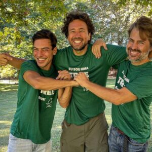 Alexandre da Silva Instagram - É o que dá ter uma Tree Shirt e ter amigos juntos em trabalho !
Para além de ser um trabalho, é uma instituição internacional que trabalha para um mundo melhor e mais sustentável, sei que está na moda mas há modas que nunca deviam deixar de o ser!  Força @fscportugal e um abraço para estes dois macacos agarrados à Tree.
#SemanadaFlorestaFSC
#FSCforestweek
#TrusttheTree
#ConfianaÁrvore #Florestasparatodosparasempre #Forestsforallforever