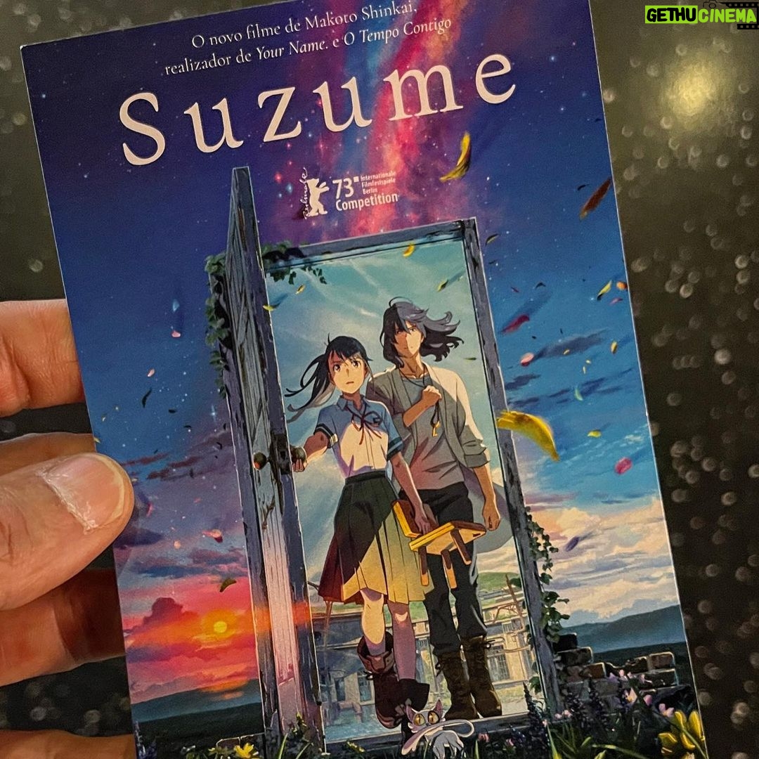 Alexandre da Silva Instagram - Uma animação brilhante e uma história fantástica. Confesso que não sou grande fã de Manga, talvez o meu segundo filme que assisti completo a seguir ao Castelo Andante. Adoro o Japão e a cultura japonesa e isso é também gostar de Manga, é muito mais que desenhos animados para adultos, é dos 0 aos 100 anos, são mensagens diretas, indiretas e metáforas. Um filme com muito sentido para os dias de hoje, e sem dúvida um filme para poder ver em família e pensar no que andamos cá todos a fazer. No final de tudo, adorei e aconselho.