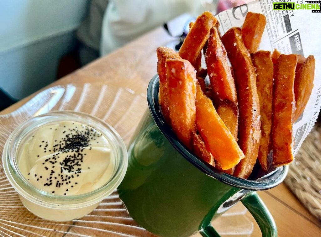 Alexandre da Silva Instagram - Comida vegana, aquela comida de ervas sem cor e sem sabor nenhum, não sei como há pessoas que só comem isto! #govegan