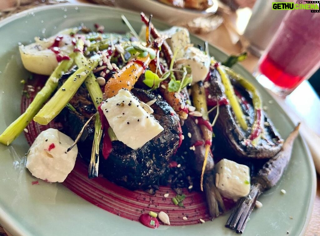 Alexandre da Silva Instagram - Comida vegana, aquela comida de ervas sem cor e sem sabor nenhum, não sei como há pessoas que só comem isto! #govegan