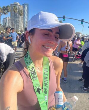 Alexia Ioannides Instagram - Dying on the inside 🫶 #longbeachhalfmarathon 

Scroll to see some strangers who inspired me along the way. Including a child who probably got a very similar time to me. Fr tho this race was so fun and I’m proud of myself for how much I’ve grown as a runner over the past couple years✨🎊