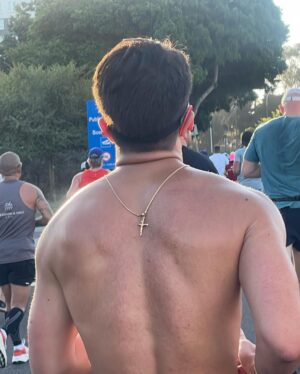 Alexia Ioannides Instagram - Dying on the inside 🫶 #longbeachhalfmarathon 

Scroll to see some strangers who inspired me along the way. Including a child who probably got a very similar time to me. Fr tho this race was so fun and I’m proud of myself for how much I’ve grown as a runner over the past couple years✨🎊