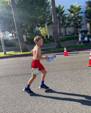 Alexia Ioannides Instagram - Dying on the inside 🫶 #longbeachhalfmarathon 

Scroll to see some strangers who inspired me along the way. Including a child who probably got a very similar time to me. Fr tho this race was so fun and I’m proud of myself for how much I’ve grown as a runner over the past couple years✨🎊