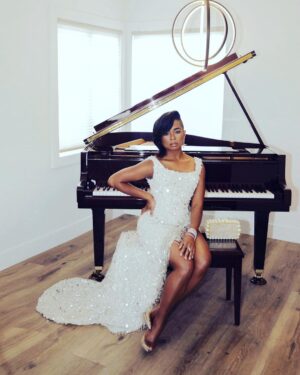 Alexis Floyd Instagram - 🌕 @naacpimageawards 

styled by @jenniferudechukwu 
hair: @iamdavontae 
makeup: @shannonpezzetta 
gown: @albinadyla 
shoes: @jessicarichofficial 
jewelry: @gismondi1754 
clutch: @cultgaia 
tailoring: @jessa.jacara 
asst: @tamalaclarice 
photography: @bokocecile