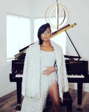 Alexis Floyd Instagram - 🌕 @naacpimageawards 

styled by @jenniferudechukwu 
hair: @iamdavontae 
makeup: @shannonpezzetta 
gown: @albinadyla 
shoes: @jessicarichofficial 
jewelry: @gismondi1754 
clutch: @cultgaia 
tailoring: @jessa.jacara 
asst: @tamalaclarice 
photography: @bokocecile