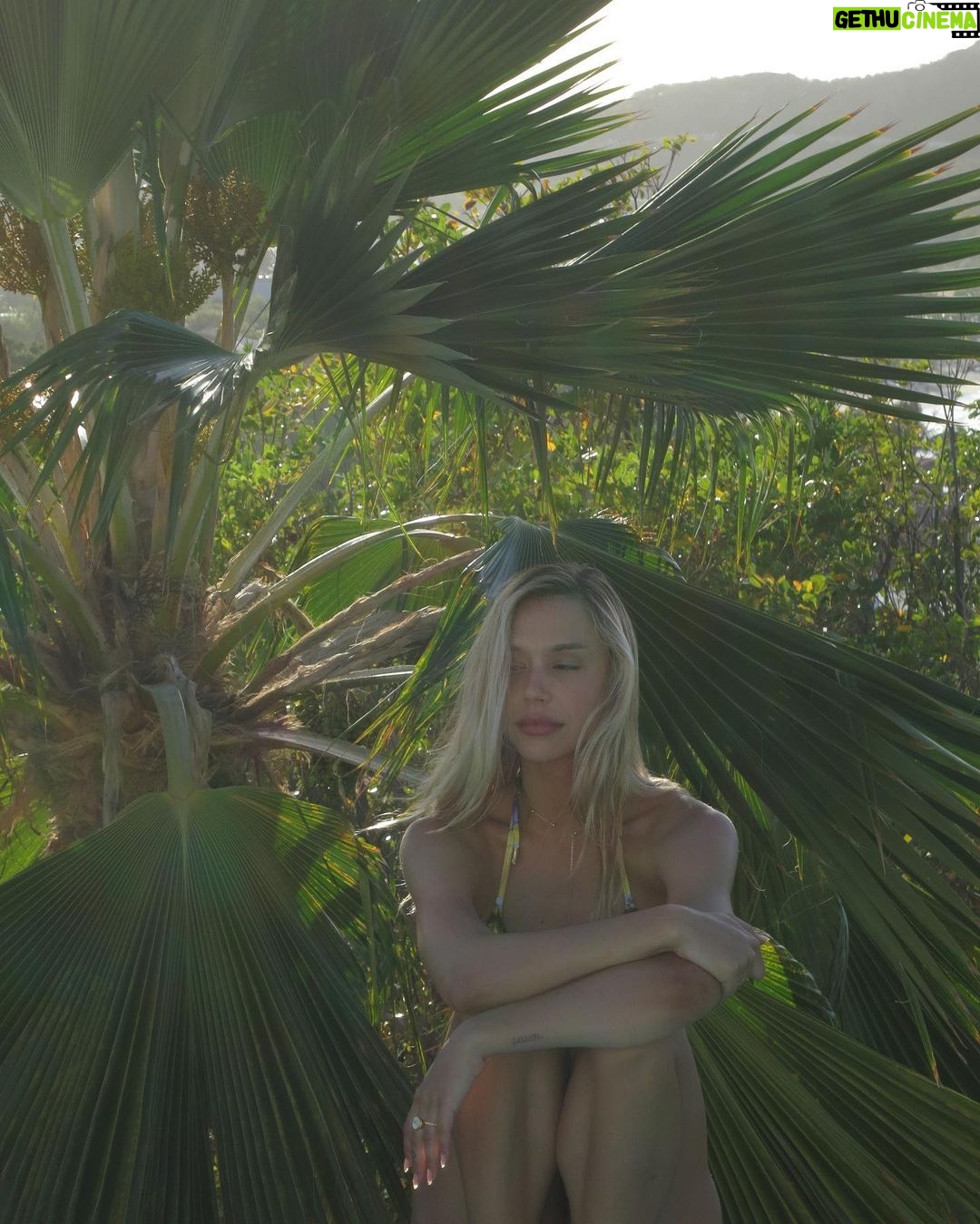 Alexis Ren Instagram - Love it here more than anything