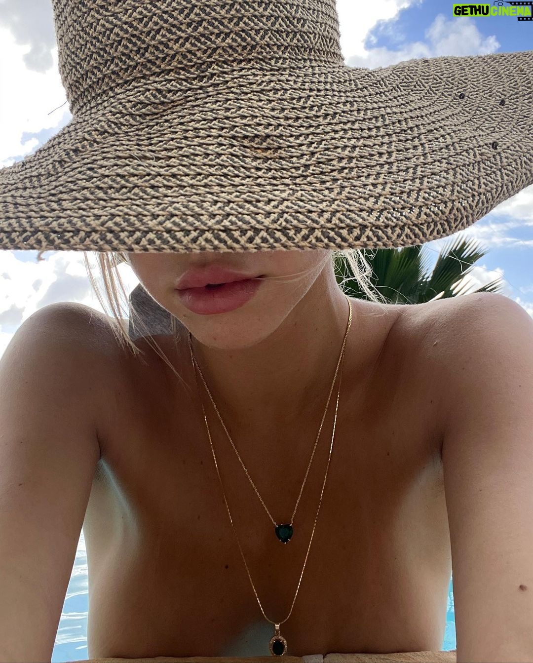 Alexis Ren Instagram - Love it here more than anything