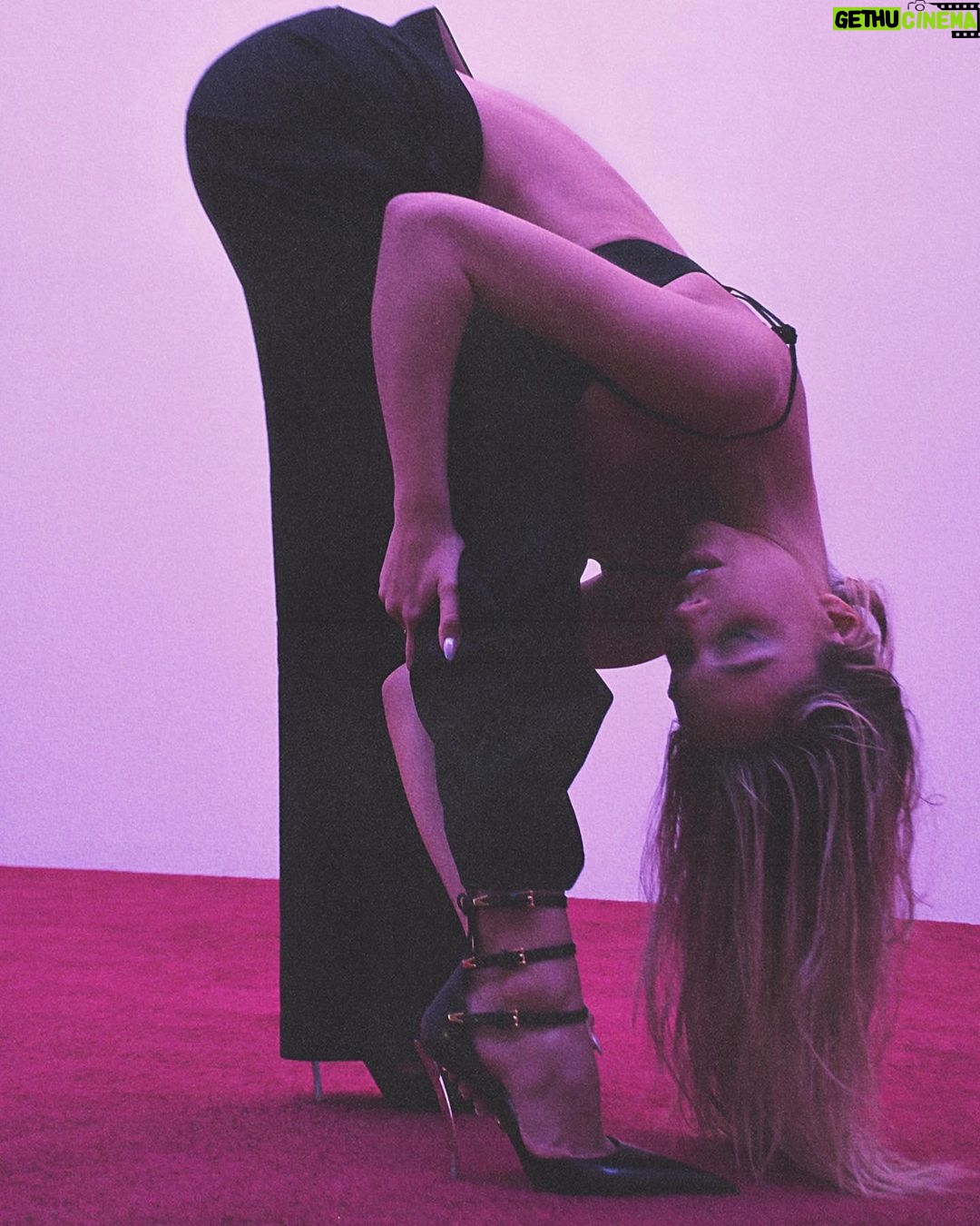 Alexis Ren Instagram - All for the shoes @versace