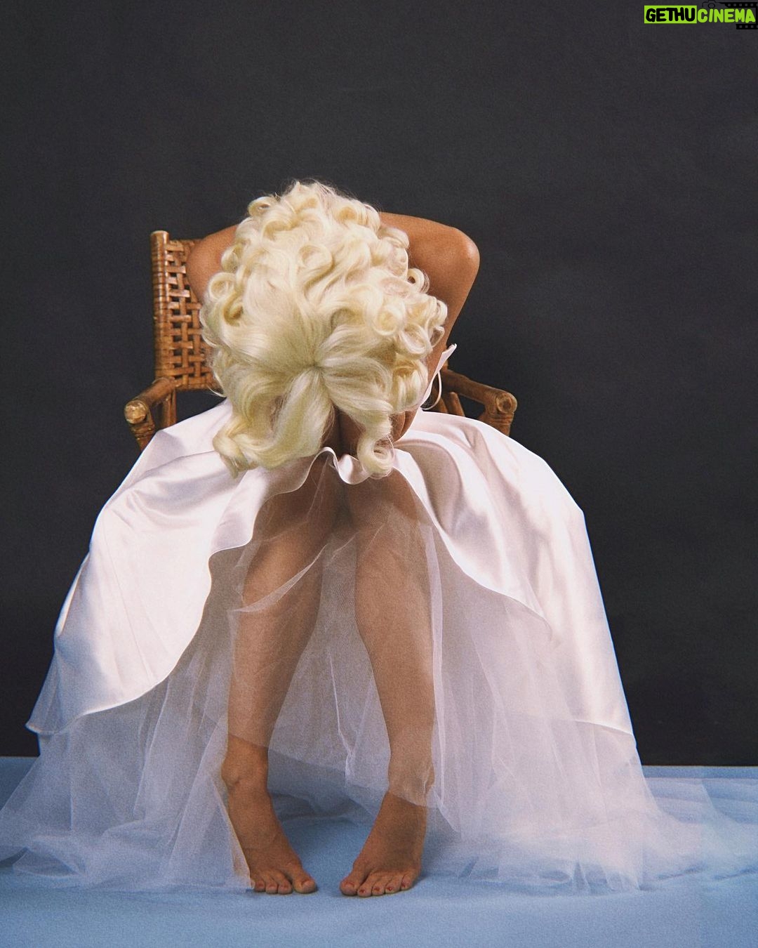 Alexis Ren Instagram - Honored to recreate this moment of our beloved Marilyn ❤️ Happy Halloween everyone!!