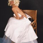 Alexis Ren Instagram - Honored to recreate this moment of our beloved Marilyn ❤️ Happy Halloween everyone!!