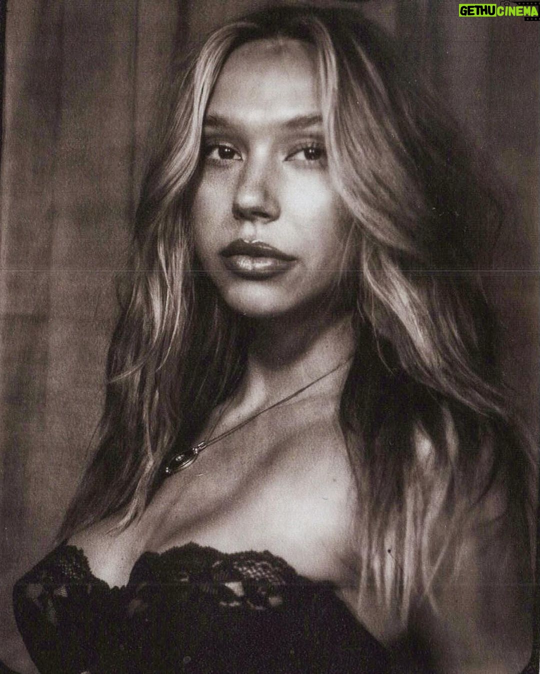 Alexis Ren Instagram - Couldn’t just pick one