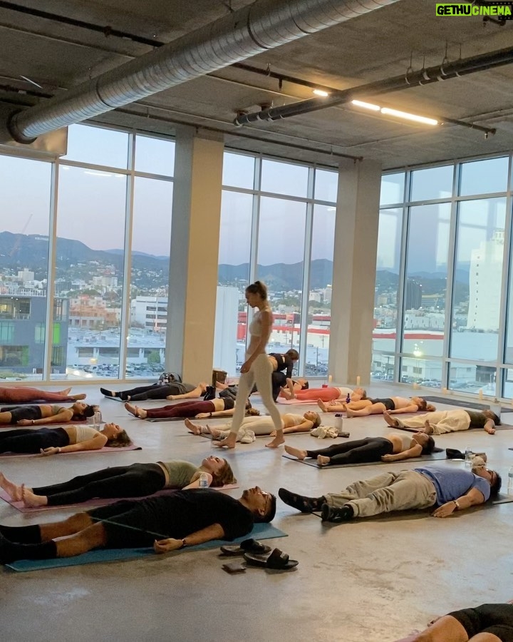 Alexis Ren Instagram - I held my first event for my mentorship & wellness community @wearewarriors with @_pause.studio_ ❤️ thank you to everyone who came. Just the beginning!!