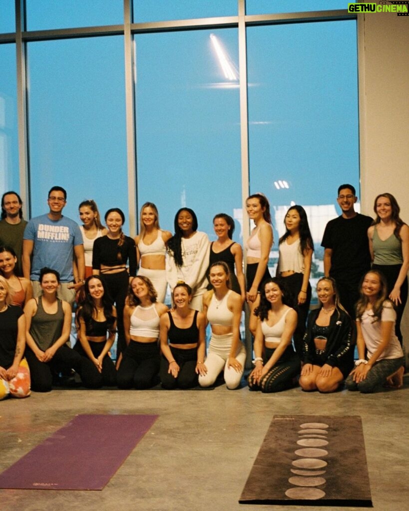 Alexis Ren Instagram - I held my first event for my mentorship & wellness community @wearewarriors with @_pause.studio_ ❤️ thank you to everyone who came. Just the beginning!!