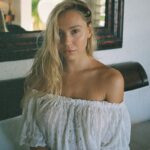 Alexis Ren Instagram - Heading to my favorite island with my favorite people and to say I’m excited is an understatement