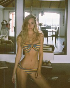 Alexis Ren Instagram - Heading to my favorite island with my favorite people and to say I’m excited is an understatement