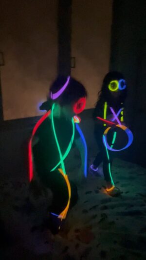 Alfonsina Molinari Instagram - #aboutlastnight #glowstick party
@jazmincaratini @jacpr 
#OliviaGabriela #ElenaIsabel #JoseGilberto #primos