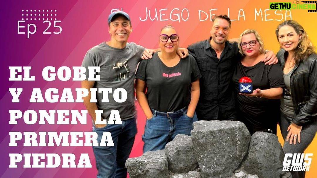 Alfonsina Molinari Instagram - El juego de la mesa - Ep.25: “El Gobe y Agapito ponen la primera piedra" Mientras Gabriel Laborde nos envía saludos desde Argentina, recibimos la visita del director de teatro, Ismanuel Rodríguez, quien no solo nos deleitó con sus opiniones, ¡sino que nos obsequió una entrevista de lujo para nuestros patrononcitos! Alfonsina nos moderó de lo mejor y le hizo una maravillosa entrevista a nuestro invitado. ¡ ¡Pendientes a Patreon! Jorge nos contó sobre los dueños de negocios en Puerto Rico que no hablan español. ¡¿Que cómo? Wanda nos opinó sobre los fondos de Fema para la Iglesia de Font. ¡Ay, Señor! Ismanuel nos comentó sobre la francesa que tenía obras de arte en su casa del Viejo San Juan. ¡¿y no las enseñó al público? ¡Y Sylvia se alivió de que no fue un puerrorriqueño el que se robó el arte! Entre risas y diálogos amenos, ¡este juego ya comenzó! ¿Se atreven a jugar? https://www.latiendadeproduccionesgirasol.com/ http://patreon.com/ProduccionesGirasol Suscríbete a través de GW Cinco Network en YouTube Suscribete en cualquier plataforma de Podcasts. Síguenos en Instagram, Facebook y Twitter. Déjanos saber lo que quieras a través de Whatsapp: 787-600-5802. Grabado desde GW-Cinco Studio como parte de GW5 Network #tunuevatelevisión. Puedes ver toda la programación en www.gwcinco.com