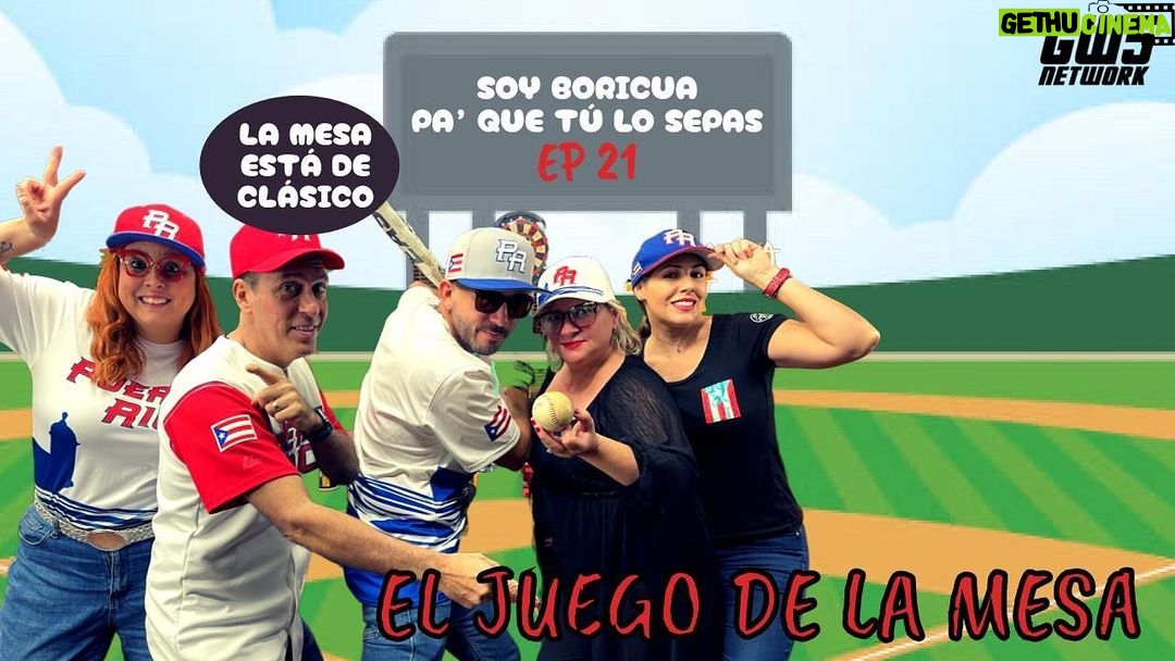 Alfonsina Molinari Instagram - El juego de la mesa - Ep.21: "Yo soy Boricua, pa’ que tú lo sepas” La mesa está de Clásico ¡Somos Team Rubio! La mesa se viste de fiesta con el Clásico de Baseball, a la vez que nuestro Gabriel Laborde nos narra sus aventuras en un evento donde los Nuestros nos han llenado de orgullo. Sylvia quiere ir a Alemania, ¿¡a qué Sylvia!? Wanda dice que nunca le toca el dado, ¡pero si comoquiera juegas Wanda! y Jorge nos explica la crisis de los bancos mientras Alfonsina nos da los parroquiales, nos explica las reglas del juego y modera nuestra mesa como solo ella sabe hacerlo. ¡El juego de la mesa ya comenzó! ¿Se atreven a jugar? Entre risas y diálogos amenos, ¡este juego ya comenzó! Suscríbete a través de GW Cinco Network en YouTube Suscribete en cualquier plataforma de Podcasts. Síguenos en Instagram, Facebook y Twitter. Déjanos saber lo que quieras a través de Whatsapp: 787-600-5802. Grabado desde GW-Cinco Studio como parte de GW5 Network #tunuevatelevisión. Puedes ver toda la programación en www.gwcinco.com