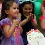 Alfonsina Molinari Instagram - Esta niñita hermosa cumplió 4 años ayer. Esta semana fue de fiestas y celebraciones y se las gozó con la intensidad que la caracteriza. Mi #ElenaIsabel bailó, cantó, se emocionó, decoró, dio órdenes a todos sus invitados… 🥴 Hace 4 años nació un ser MUY especial. También ese día nació la mejor hermana mayor del mundo. Somos muy afortunados. #enamorada #mamaehijas #4años