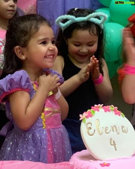 Alfonsina Molinari Instagram - Esta niñita hermosa cumplió 4 años ayer. Esta semana fue de fiestas y celebraciones y se las gozó con la intensidad que la caracteriza. Mi #ElenaIsabel bailó, cantó, se emocionó, decoró, dio órdenes a todos sus invitados… 🥴 Hace 4 años nació un ser MUY especial. También ese día nació la mejor hermana mayor del mundo. Somos muy afortunados. #enamorada #mamaehijas #4años