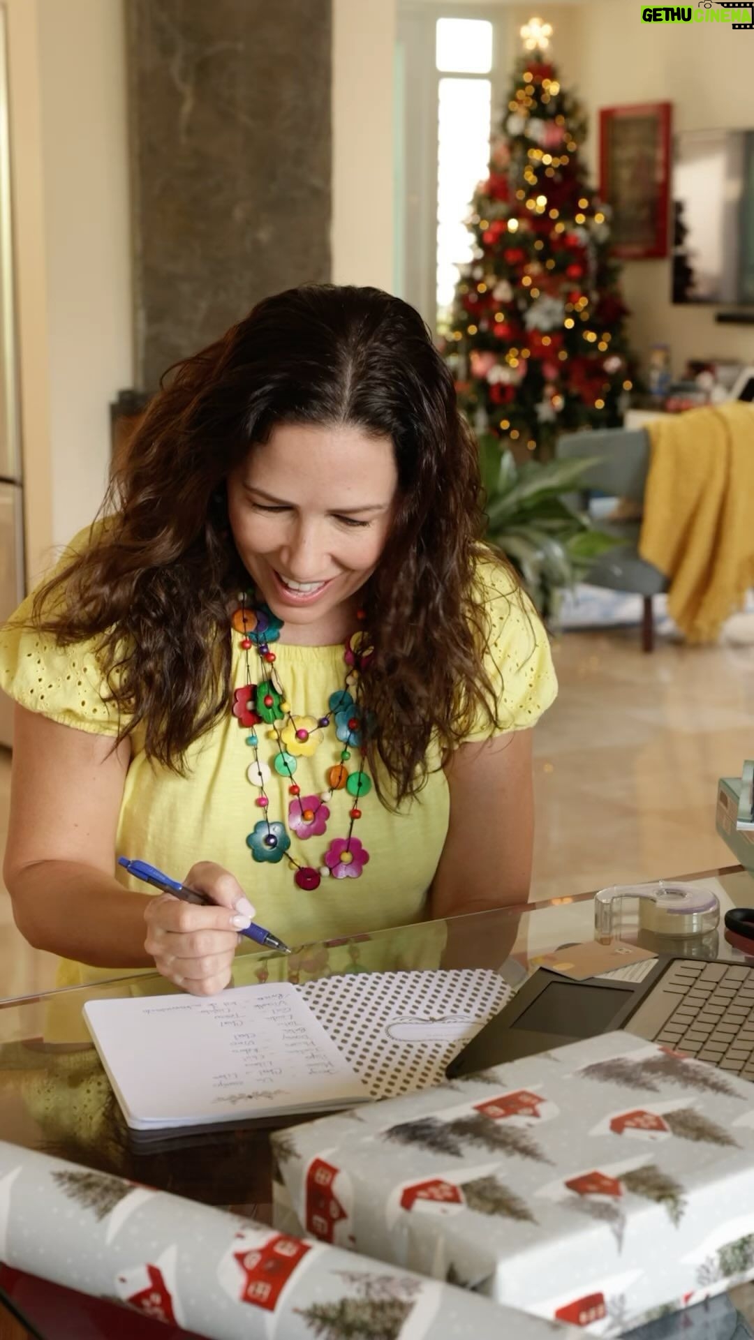 Alfonsina Molinari Instagram - ¡Hacer las compras navideñas con tu tarjeta MasterCard de la Cooperativa tiene su recompensa! Recibe descuentos, acumula puntos y hasta podrías ganar premios en efectivo de hasta $10,000. #MiTarjetaCoop #MasterCard #TiempoDeRegalar