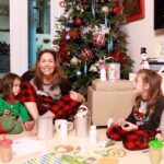Alfonsina Molinari Instagram - ¿Y cuándo fue que yo me convertí en una mamá “crafty”? 😬😂 En familia, las manualidades con nuestras pequeñas son momentos memorables además de aportar a su crecimiento. ¡Anímate y crea con Enfagrow! 🎄 🎅🏼 #OliviaGabriela #ElenaIsabel #Navidad #Manualidades #Crafts #madreehijas